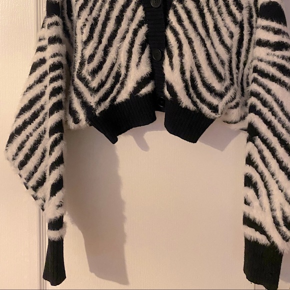 Cropped fuzzy zebra print cardigan - Picture 3 of 3
